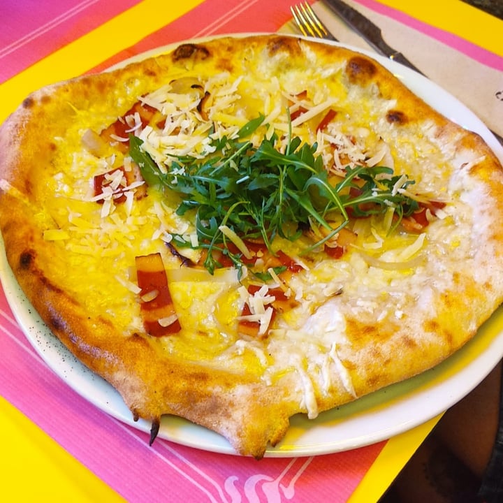 photo of New Freedom Cakes Café Pizza carbonara shared by @trajkovskagutierrez on  25 Dec 2021 - review