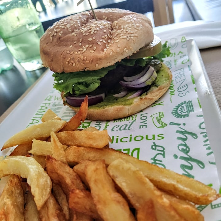 photo of BocaBeach Beyond Avocado Burger & Hummus / Flatbread shared by @dawnsplantkitchen on  13 Apr 2022 - review