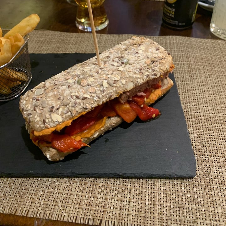 photo of Il Varieté, Bergamo - Birreria artigianale, burger vegetariani e vegani, aperitivi e musica dal vivo. Rosso amaranto shared by @chyaralodrini on  22 Mar 2022 - review