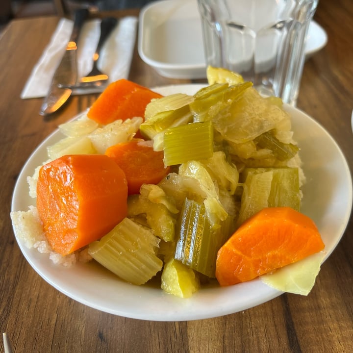 photo of חומוס Hummus Bar Side Dish With Veggies shared by @matimemes on  06 Mar 2022 - review