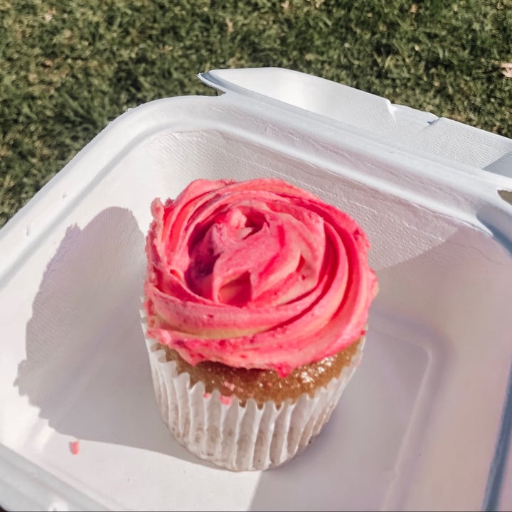 photo of Gorilla Kitchen Gluten-free Cupcake shared by @patriciapaynter on  24 Dec 2020 - review