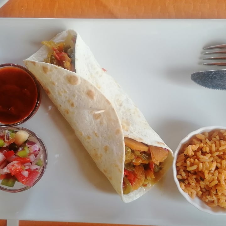 photo of Mexicano Los Tres Sombreros Burrito Vegano shared by @cometdibiasky on  20 Jul 2022 - review