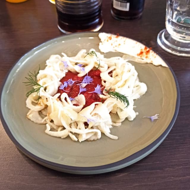 Photo of the dish “Carpaccio de pastèque mariné au gingembre et tamari, salade de fenouil, végénaise au raifort”