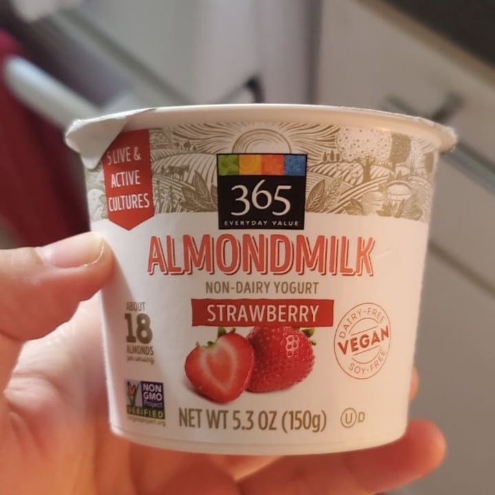 photo of 365 Whole Foods Market strawberry almondmilk non-dairy yogurt shared by @luzuzek on  18 Aug 2021 - review