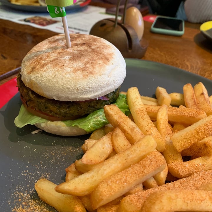 review photo of Nando's Spicy Chickpea Burger shared by @fvlickerofhope on 05 May 2022 - review