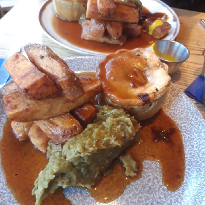 photo of The Broadfield Vegan pie before lockdown #huntsabs shared by @zebedee on  22 Apr 2020 - review