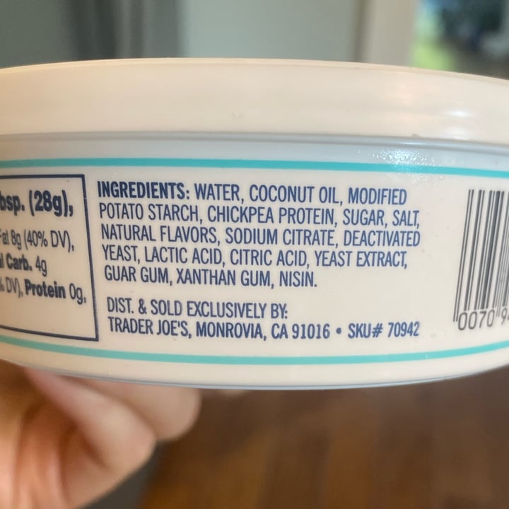 photo of Trader Joe's Vegan Cream Cheese Alternative shared by @veganabbysway on  24 Jun 2022 - review