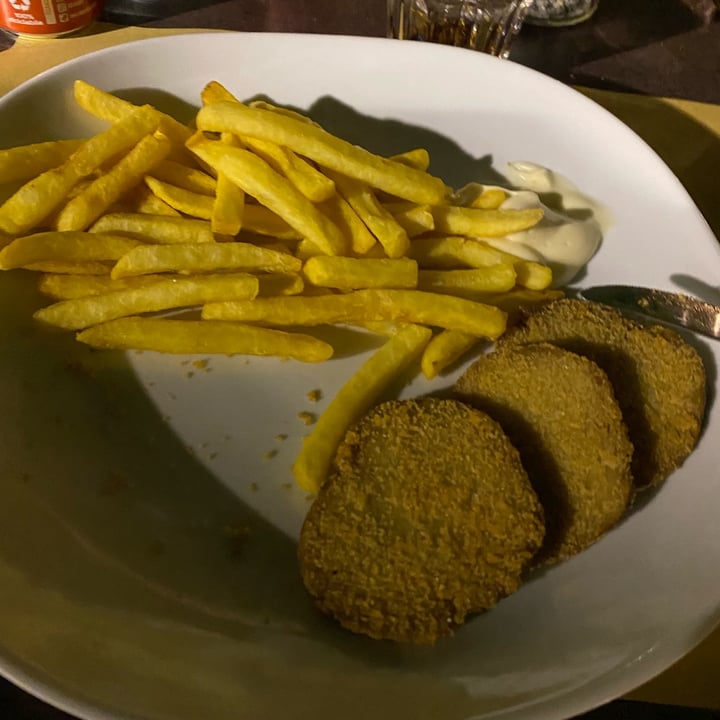 photo of Chalet Parco Ducos Cotoletta Di Seitan Con Patatine E Maionese Vegana shared by @valf on  21 Jul 2022 - review