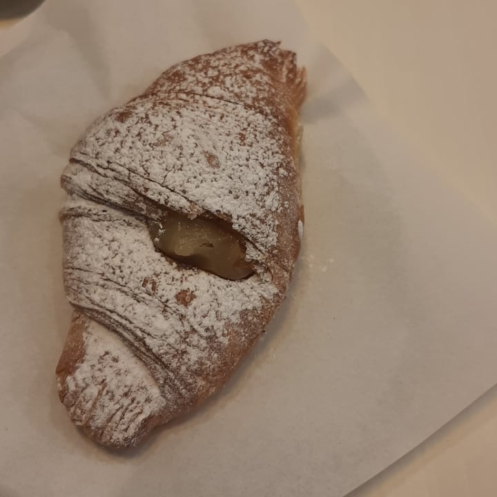 photo of Bar Dolcezza di Cuscunà Temistocle Cornetto alla crema shared by @sonoaisha on  16 Apr 2022 - review