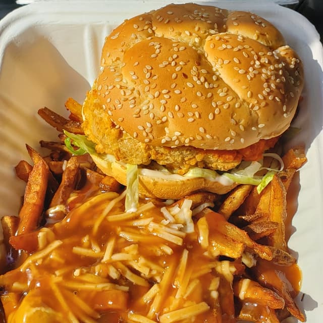 菜肴“Buffalo chicken burger with poutine”的照片