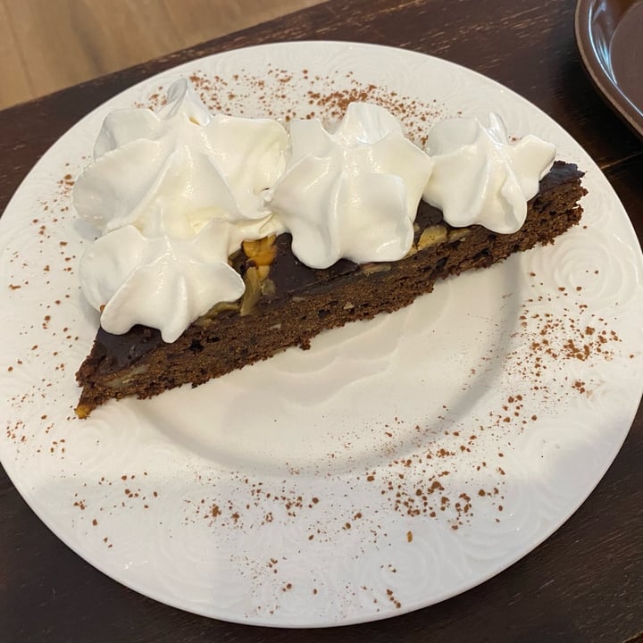 photo of Adrianuzca´s Cat Café Brownie vegano shared by @-vanevegan- on  19 Feb 2022 - review