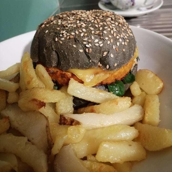 photo of Van Ver Burger Autunno In Mano shared by @bettazara on  15 Feb 2021 - review
