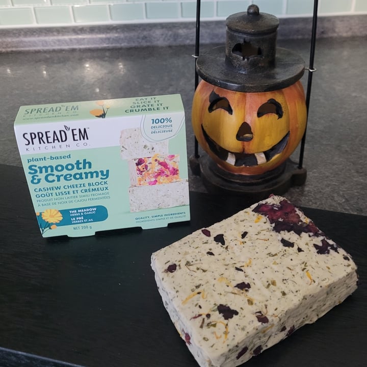 Spread'Em Kitchen The Meadow Herbs & Garlic Cashew Cheeze Block