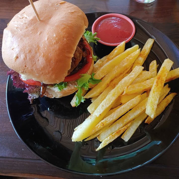 photo of Oak & Vigne Cafe Vegetarian/vegan Burger shared by @maiagaia on  23 Dec 2021 - review