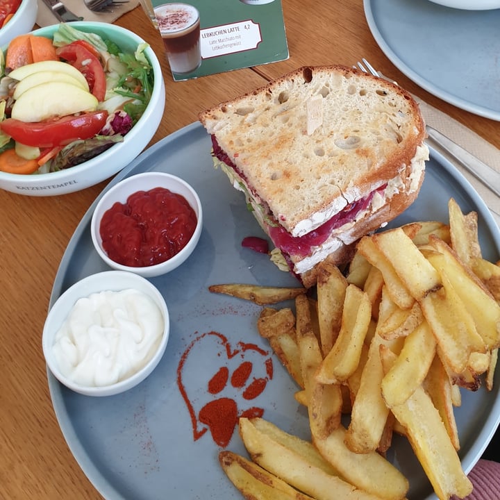 photo of Café Katzentempel Schneekatzen Sandwich shared by @sotofu on  27 Mar 2022 - review