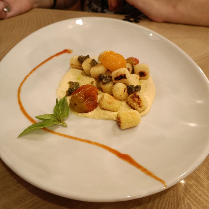 photo of Nuna Ristorante Naturale Gnocchi di patate con crema di ceci, pesto di basilico e pomodorini shared by @framma on  18 Aug 2022 - review
