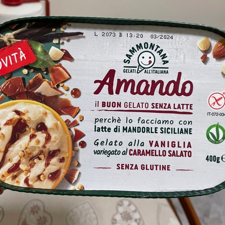 photo of Amando gelato alla vaniglia variegato al caramello salato shared by @lavinias on  19 Sep 2022 - review