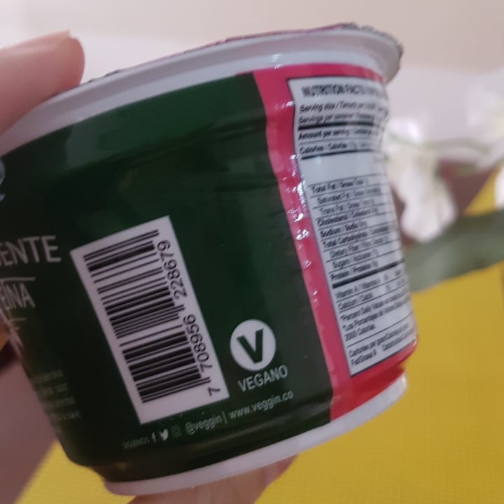 review photo of Veggin Yogurt griego de fresa shared by @catacc on 08 Jul 2021 - review