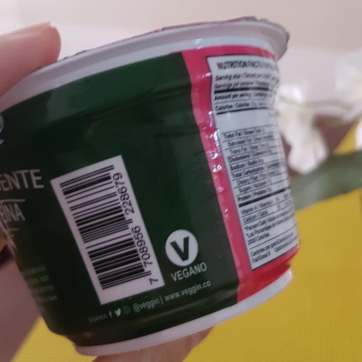 photo of Veggin Yogurt griego de fresa shared by @catacc on  08 Jul 2021 - review