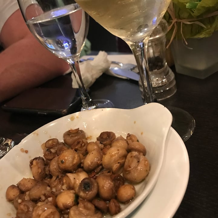 review photo of Marcello's Garlic mushrooms shared by @pigamat on 02 May 2022 - review