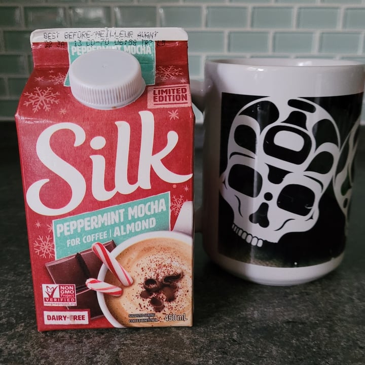 photo of Silk Dark Chocolate Peppermint Almond Creamer shared by @veganonvanisle on  08 Nov 2021 - review