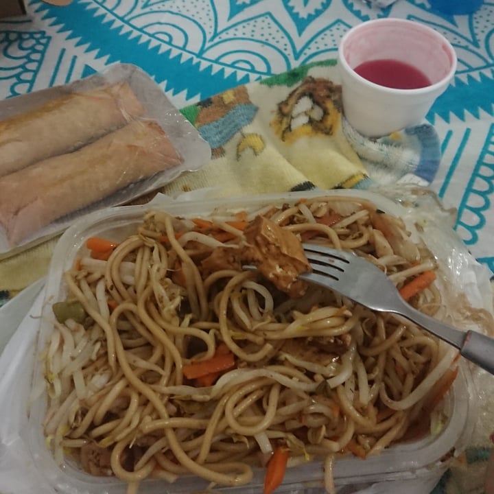 photo of El Palacio de Oriente chao mien con tofu y arrolladitos de verdura shared by @agusgobbi on  30 Sep 2020 - review