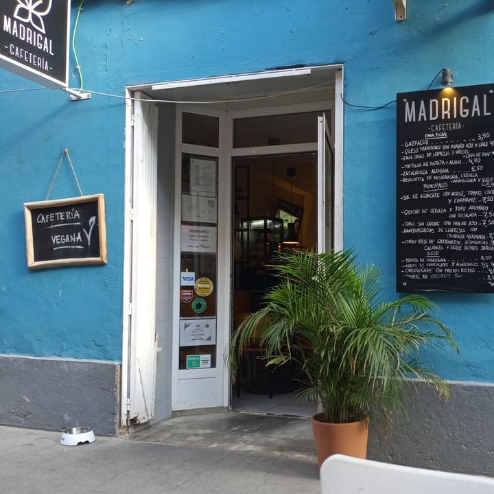 photo of Café Madrigal Quiche de cebolla y tofu ahumado con ensalada shared by @titoherbito on  09 Sep 2021 - review