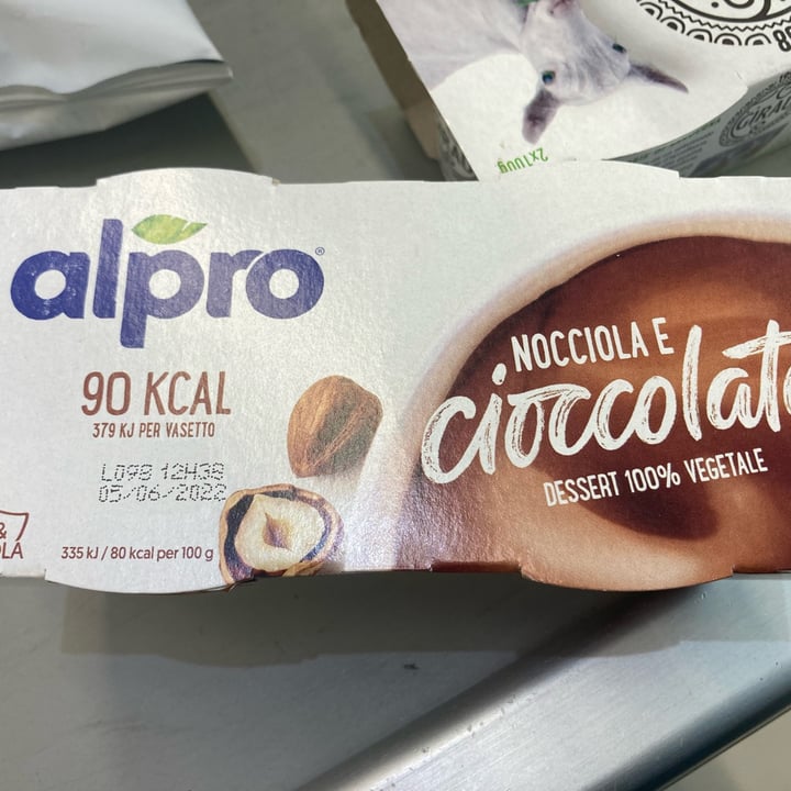 photo of Alpro Nocciola e cioccolato dessert 100% Vegetale shared by @tiure on  24 Apr 2022 - review
