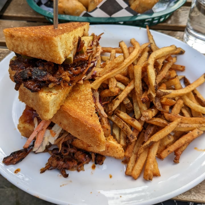 photo of South x Northwest BBQ Pulled “Pork” Sandwich Special shared by @veganjuliana on  16 Jun 2022 - review