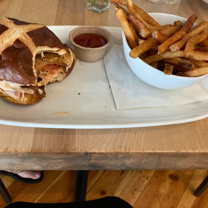 photo of Duke's Alehouse and Kitchen Veggie Burger shared by @blackbetty on  29 Jul 2021 - review