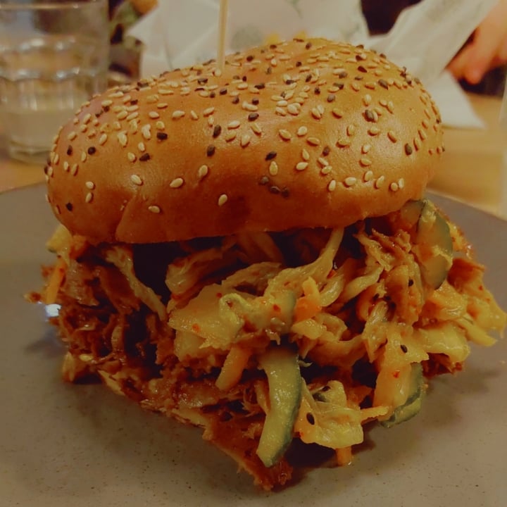 photo of Veganic Jackfruit BBQ Burger shared by @annoukkk on  14 Dec 2021 - review