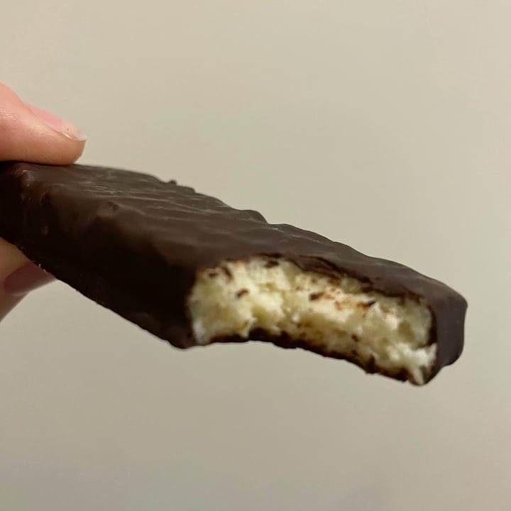 photo of Plant Kitchen (M&S) Super coconutty coconut & dark chocolate shared by @lavievegetale on  29 May 2021 - review