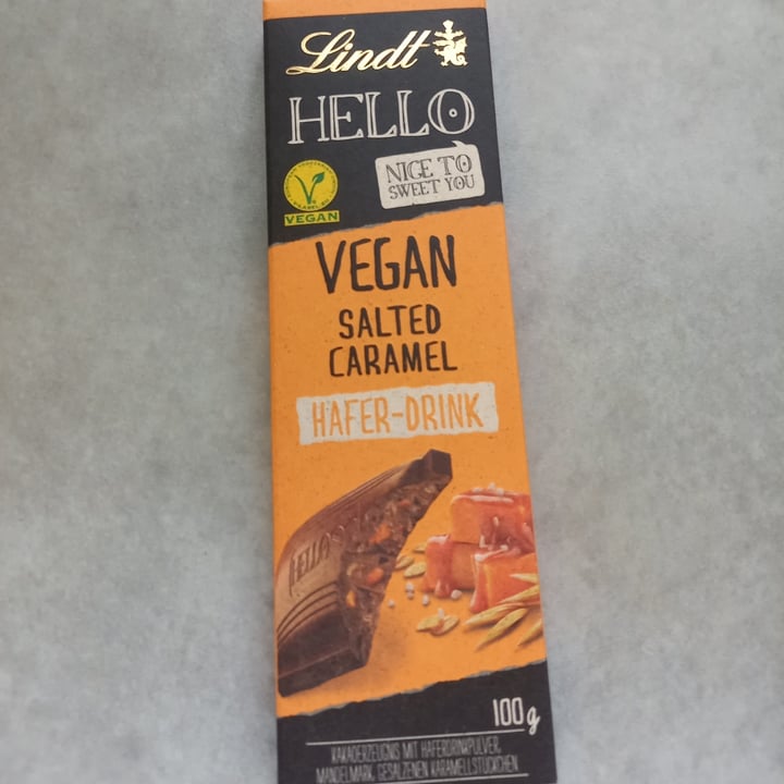 photo of Lindt Hello Vegan Salted Caramel shared by @elisabbatini on  13 Aug 2022 - review