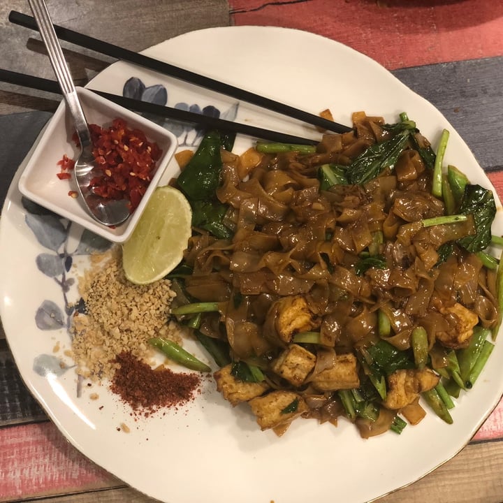 photo of Healthy Thai Vegan & Vegetarian Cuisine Pad See Eiw Noodles shared by @thetinyvegan on  19 May 2021 - review