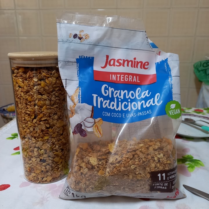 review photo of Jasmine granola tradicional com coco e uvas-passas shared by @maitafrederick on 07 May 2022 - review