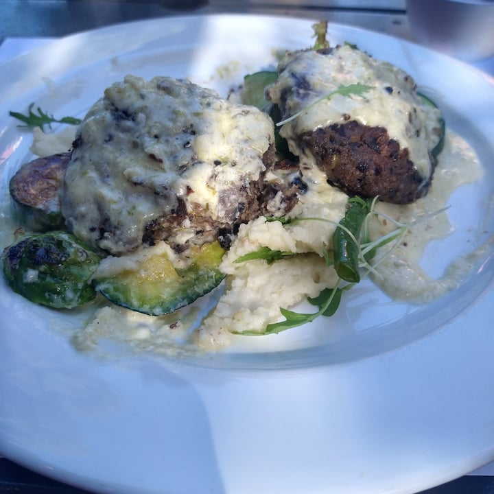 review photo of Selena. Kitchen & Coffee Bar hamburguesas de hongos con vegetales y pure shared by @mariscianca on 23 May 2022 - review
