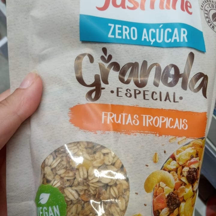 review photo of Jasmine Granola Especial Frutas Tropicais Zero Açúcar shared by @cam1la on 04 May 2022 - review