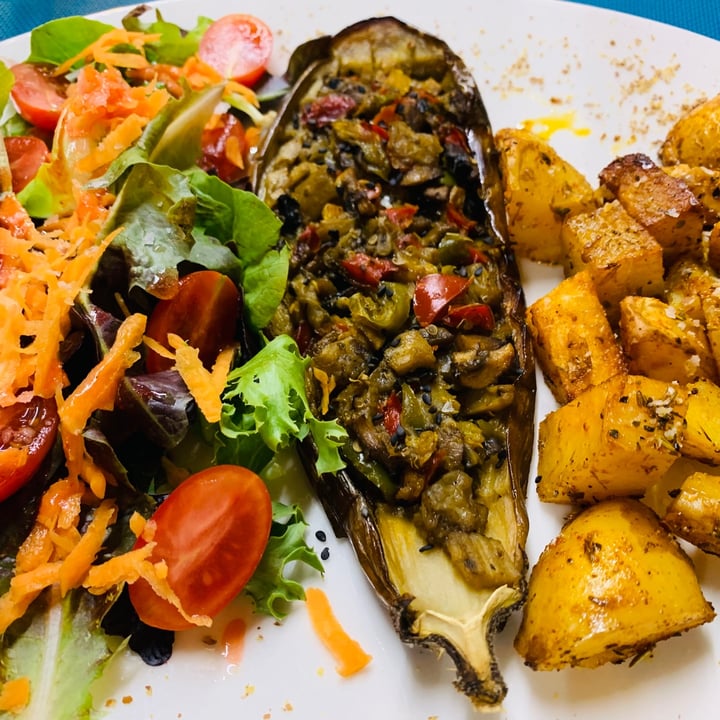 photo of Restaurante Vegetariano Fang i Aram Berenjena al horno con verduras, patatas asadas y ensalada shared by @jordisupergeorge on  13 Jul 2021 - review