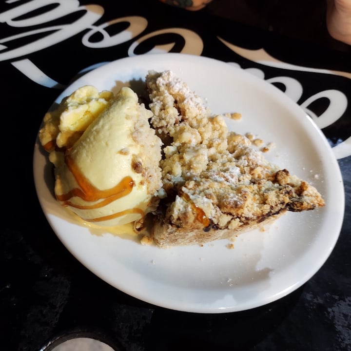 photo of Loving Hut Crumble de manzana shared by @raulodtd on  09 Feb 2021 - review