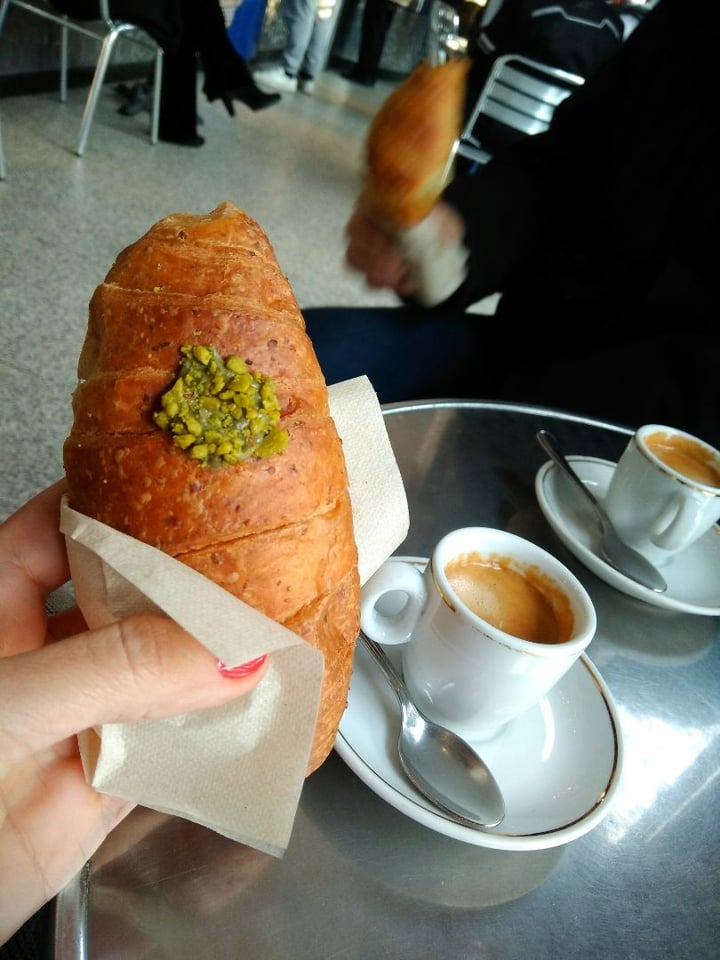 review photo of Gelateria Merelli 1962 Milano Brioche Vegana Al Pistacchio shared by @ravanellocurioso on 17 Feb 2020 - review