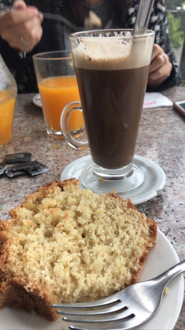 photo of Herminia Budín Del Día Y Café Con Chocolate Y Leche Vegetal shared by @azuldelascasas on  22 Dec 2019 - review