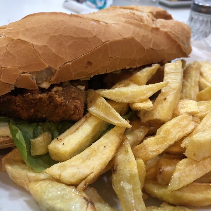 review photo of Loving Hut Microcentro Tofu sandwich shared by @rbalzardi on 07 Mar 2021 - review