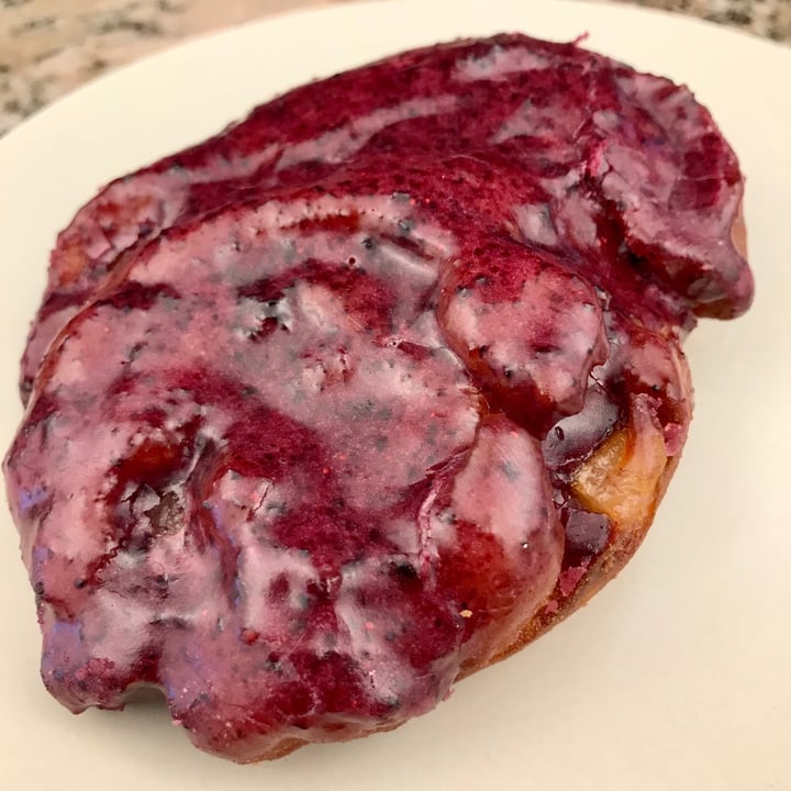 photo of Doe Donuts Huckleberry Pear Fritter shared by @pdxveg on  10 Oct 2020 - review