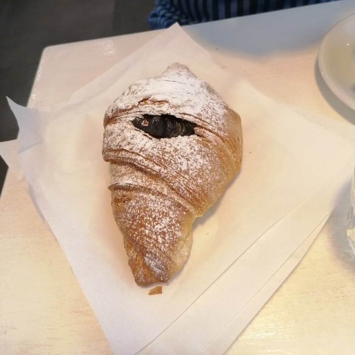 review photo of Bar Dolcezza di Cuscunà Temistocle Cornetto al cioccolato shared by @rosannad93 on 29 Oct 2022 - review
