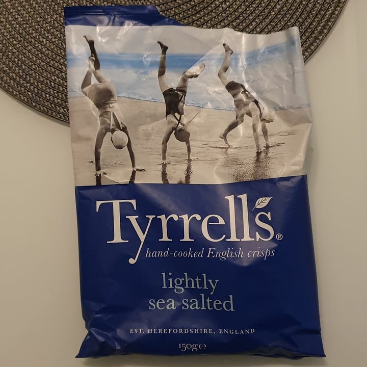 review photo of Tyrrell's Lightly sea salted crisps shared by @scandolieri on 11 May 2022 - review