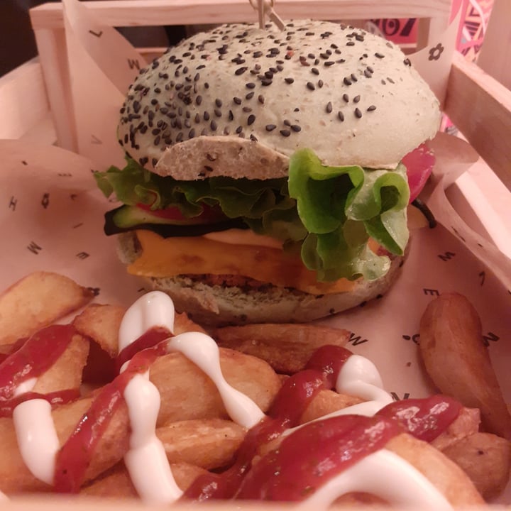 photo of Flower Burger Jungle Burger shared by @lamanu on  12 Nov 2021 - review