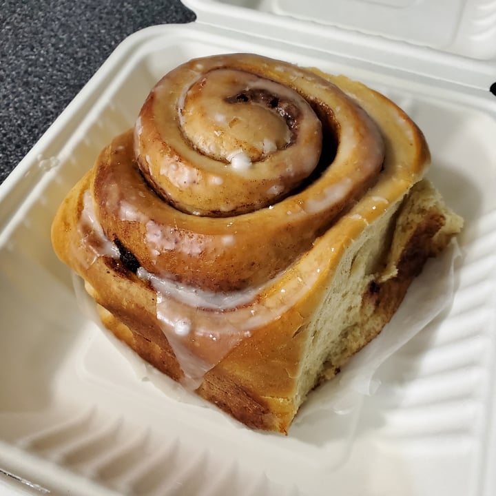 photo of Sweetpea Baking Co. Cinnamon roll shared by @puravida444 on  13 May 2022 - review