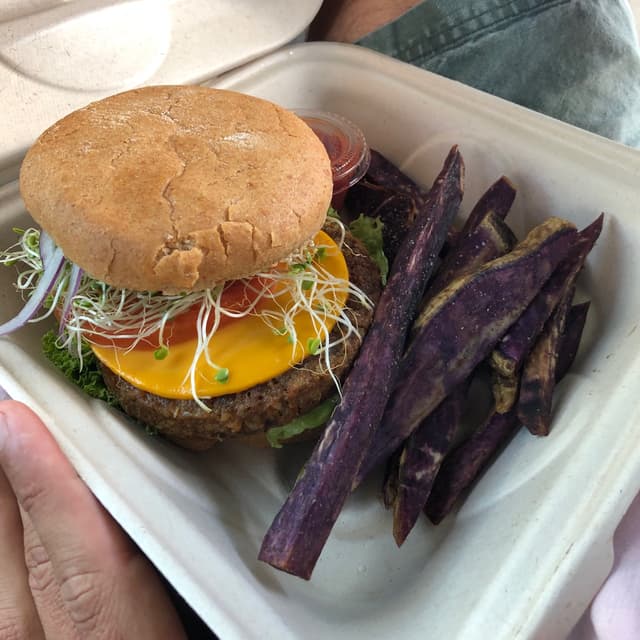 「Down To Earth Black Bean Burger With Vegan Cheddar」の料理の写真