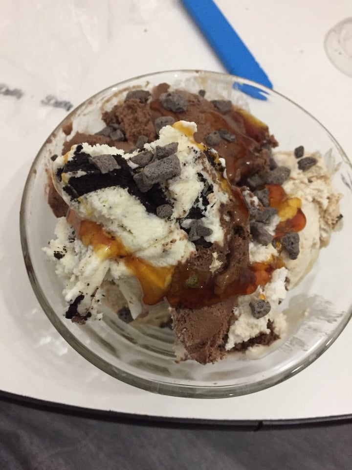 review photo of Heladeria DOLLY Helado de mantequilla de maní, cookies and cream, chocolate semiamargo granizado y cafe shared by @florenciaveg on 30 Aug 2019 - review