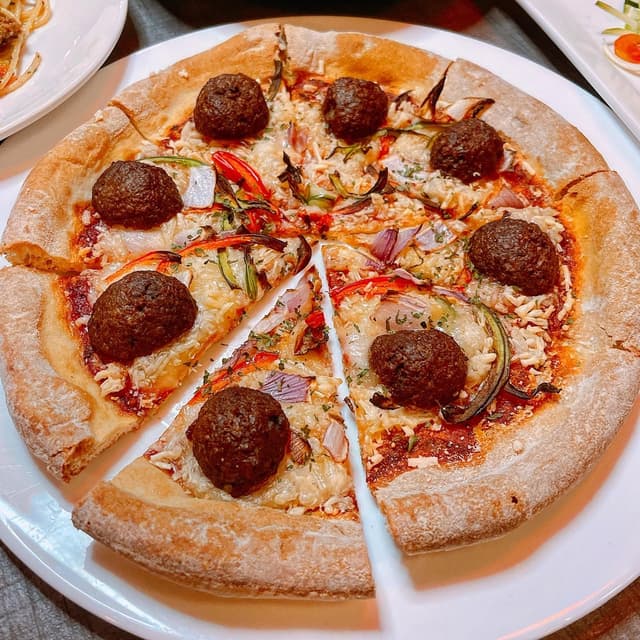 「impossible meatball pizza」の料理の写真